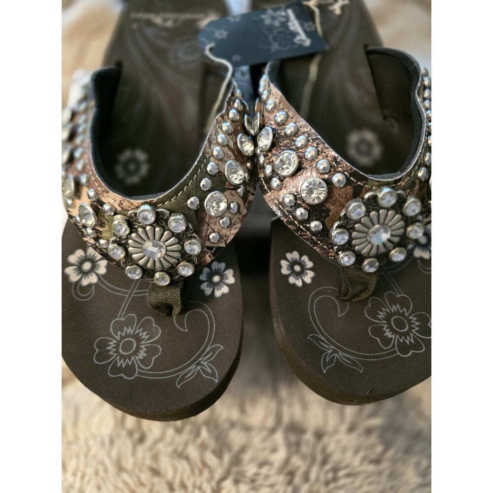 Montana West Camo Women’s Flip Flops With Rhinestones & Concho NIB Sz 9
